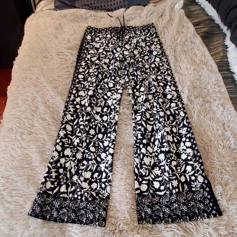 Beautiful navy and white floral print pants size S